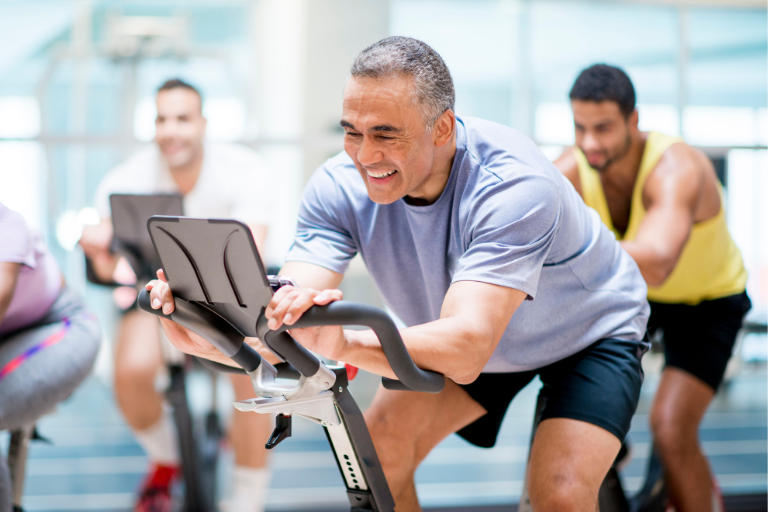 Como exercícios físicos podem preservar seus músculos e sistema imunológico jovens