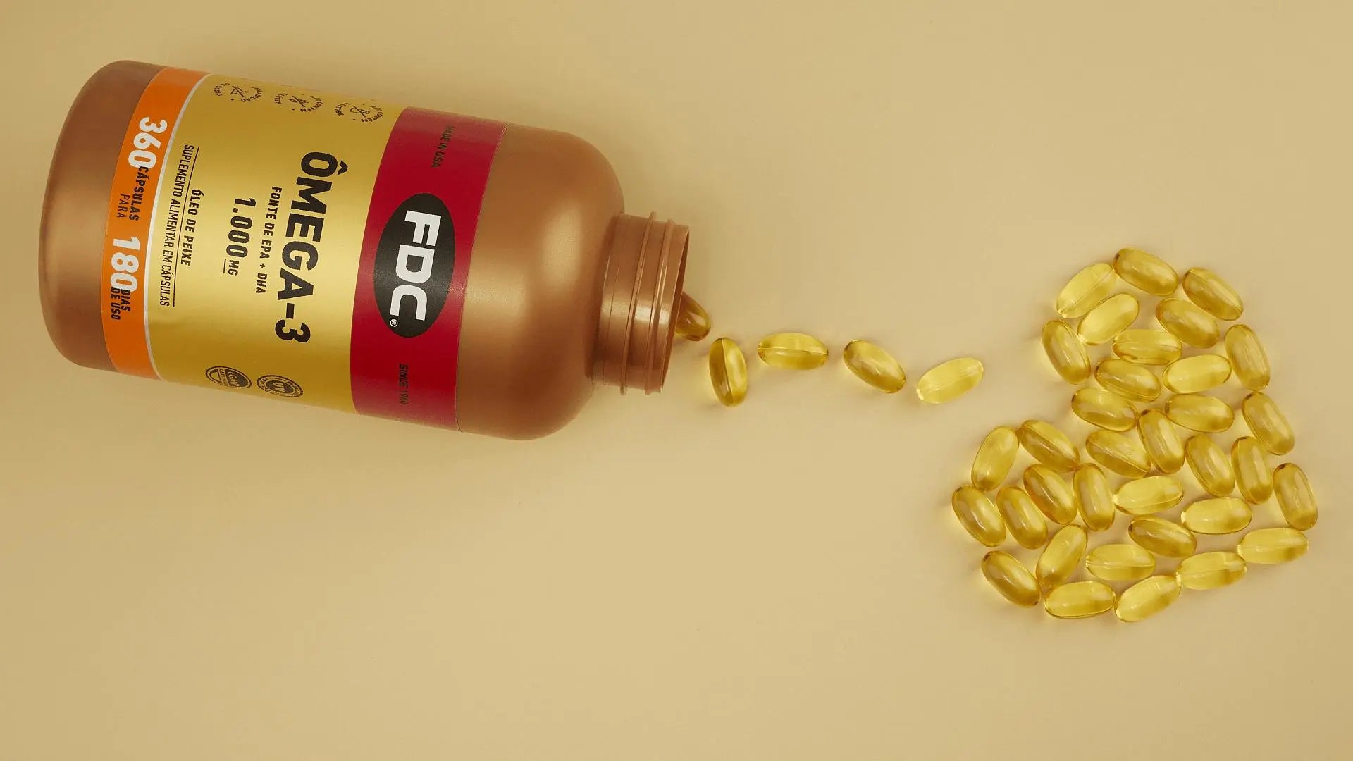 Cápsulas de Ômega-3 formando um coração ao lado de frasco aberto.