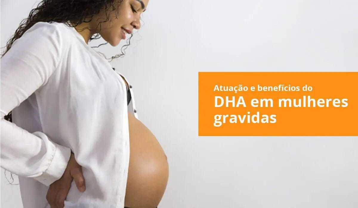 Texto alternativo:Mulher grávida sorrindo com as mãos na barriga, destacando os benefícios do DHA.