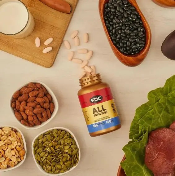 Polivitamínico FDC All Nutri Plus cercado por alimentos saudáveis como nozes, sementes e vegetais.