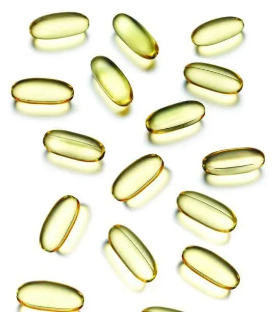 Cápsulas de ômega-3 em fundo branco, destacando qualidade e pureza.