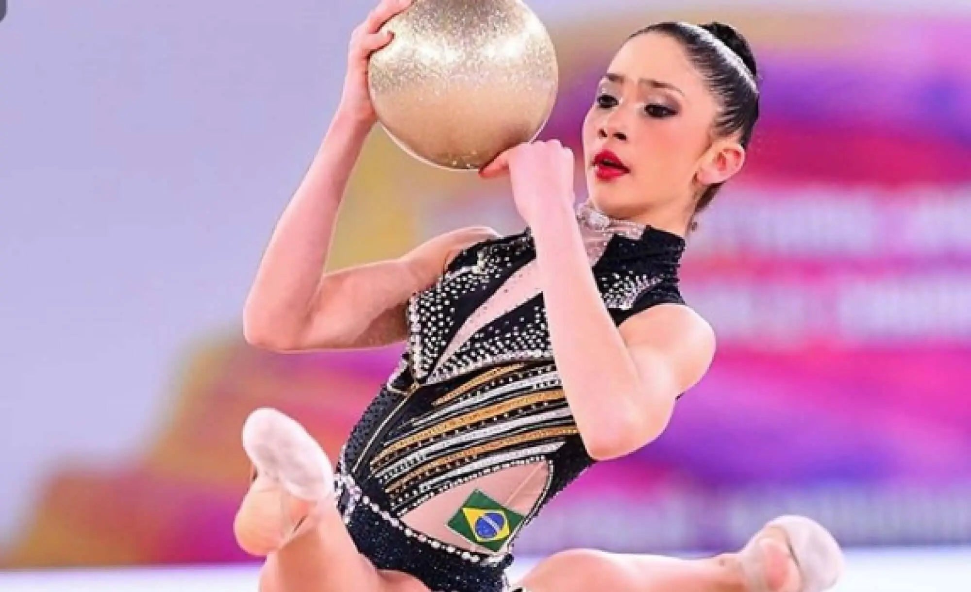 Duda Moraes, ginasta brasileira, em apresentação com bola, representando o time FDC.