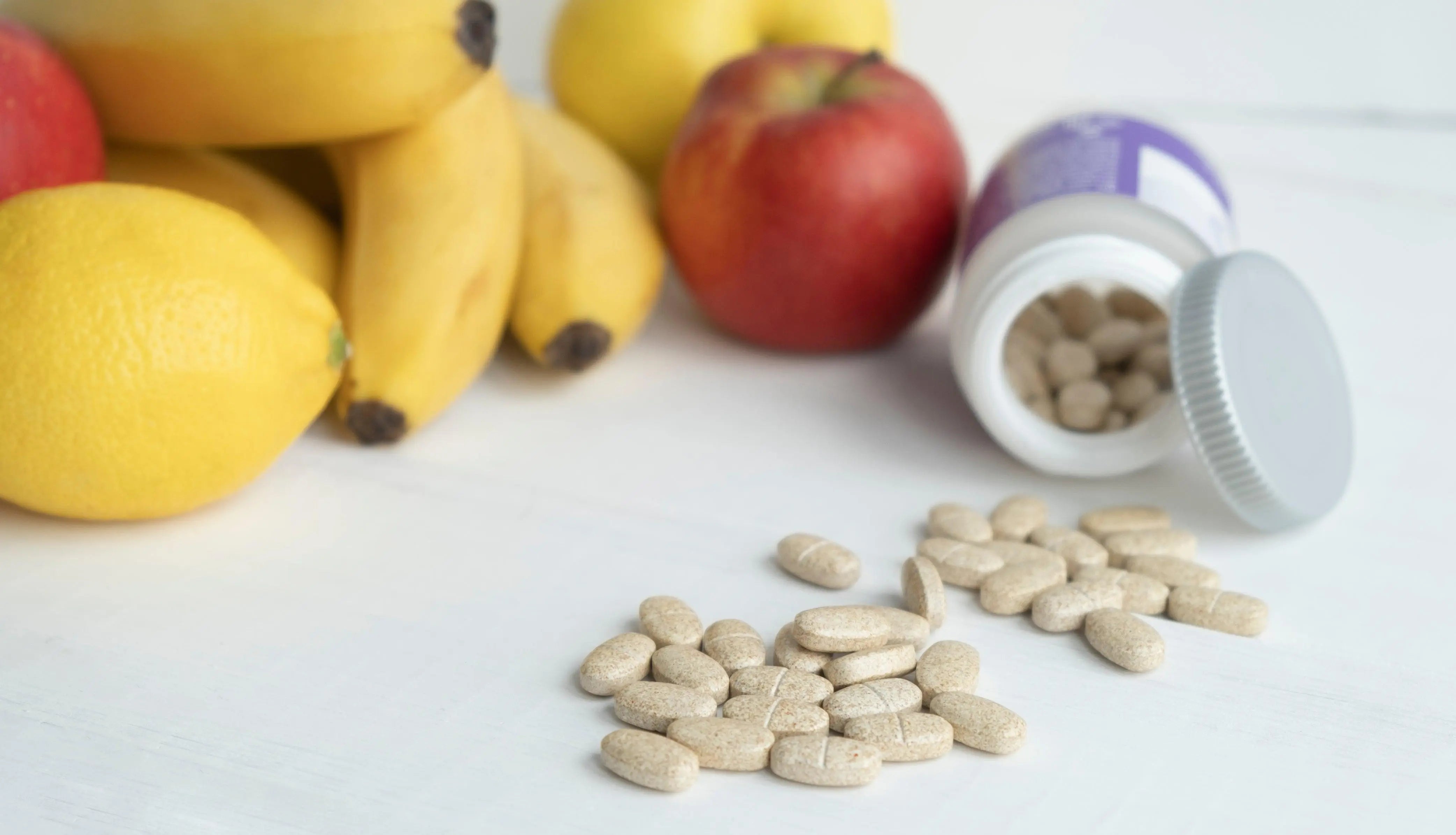 Frutas frescas e suplementos para fortalecer a imunidade e a saúde.