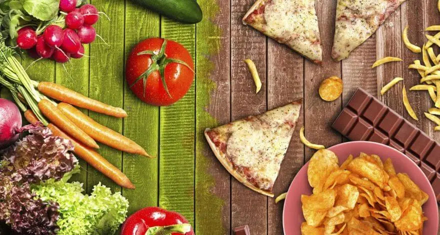 Alimentos saudáveis como vegetais e alimentos ultraprocessados como pizza e batatas fritas lado a lado.