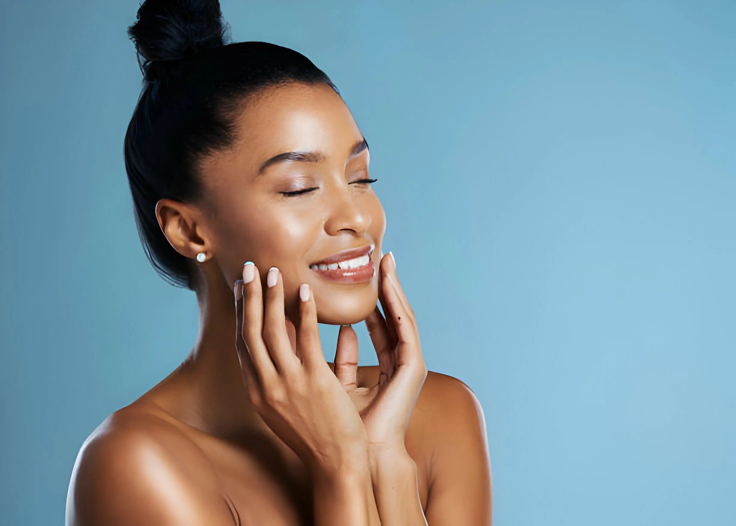 Mulher radiante com pele saudável, destacando os benefícios das vitaminas.