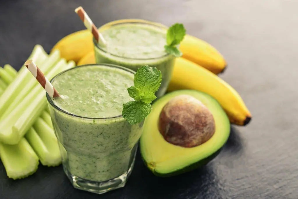 Smoothie verde com abacate, banana e aipo, rico em magnésio e nutrientes.