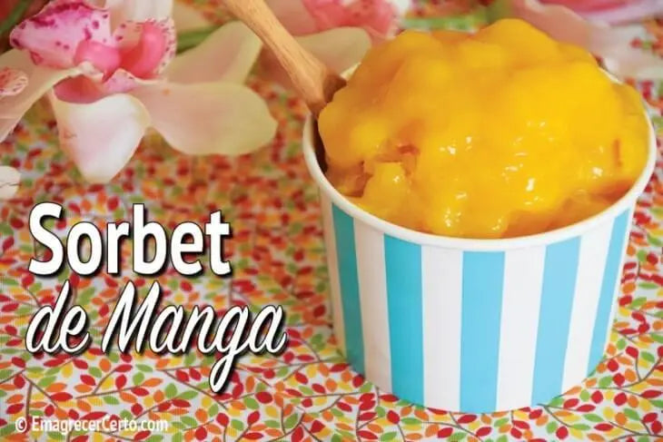 Sorbet de manga servido em pote listrado azul, com fundo floral colorido.