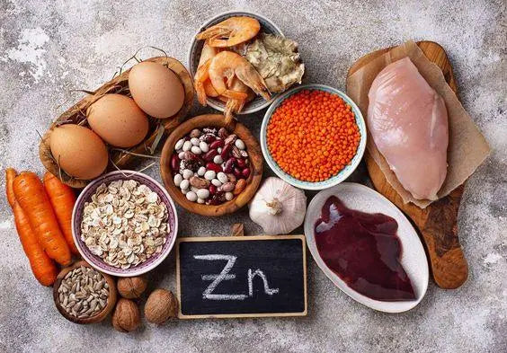 Texto alternativo:Alimentos ricos em zinco, como ovos, camarão, fígado, frango e grãos.