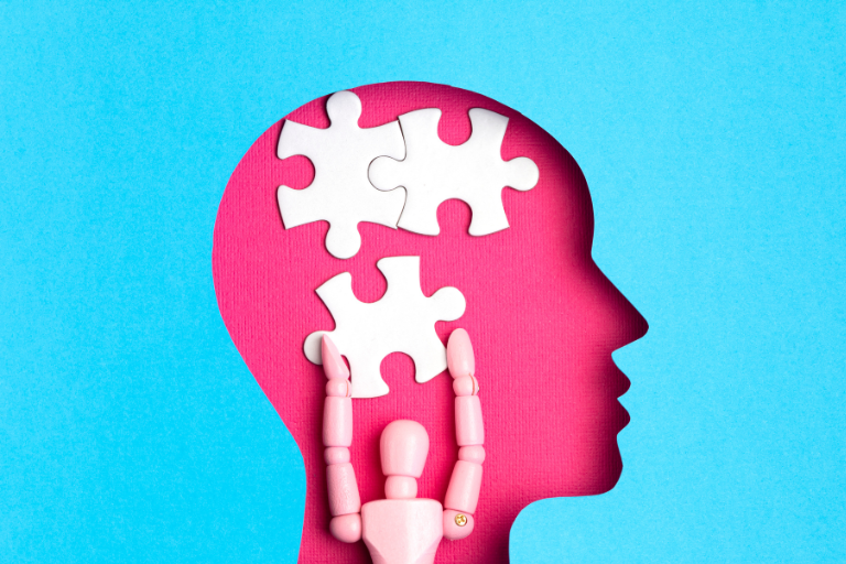 Texto alternativo:Ilustração de um cérebro com peças de quebra-cabeça simbolizando declínio cognitivo.