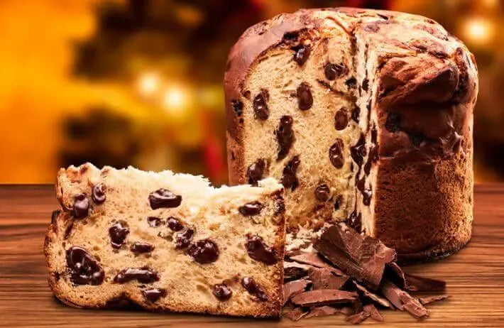 Texto alternativo:Chocotone saudável com pedaços de chocolate em fundo natalino iluminado.