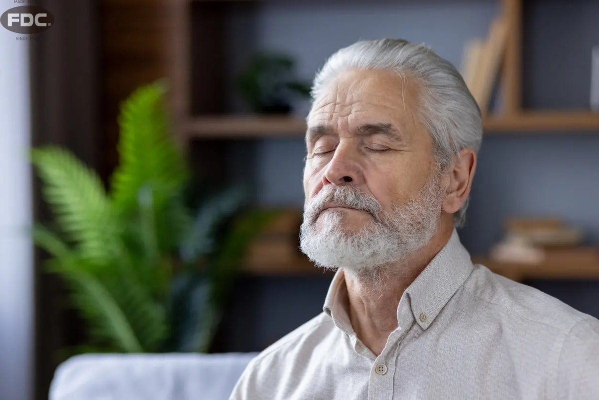 Homem idoso relaxando em casa, promovendo saúde mental e prevenção do Alzheimer.
