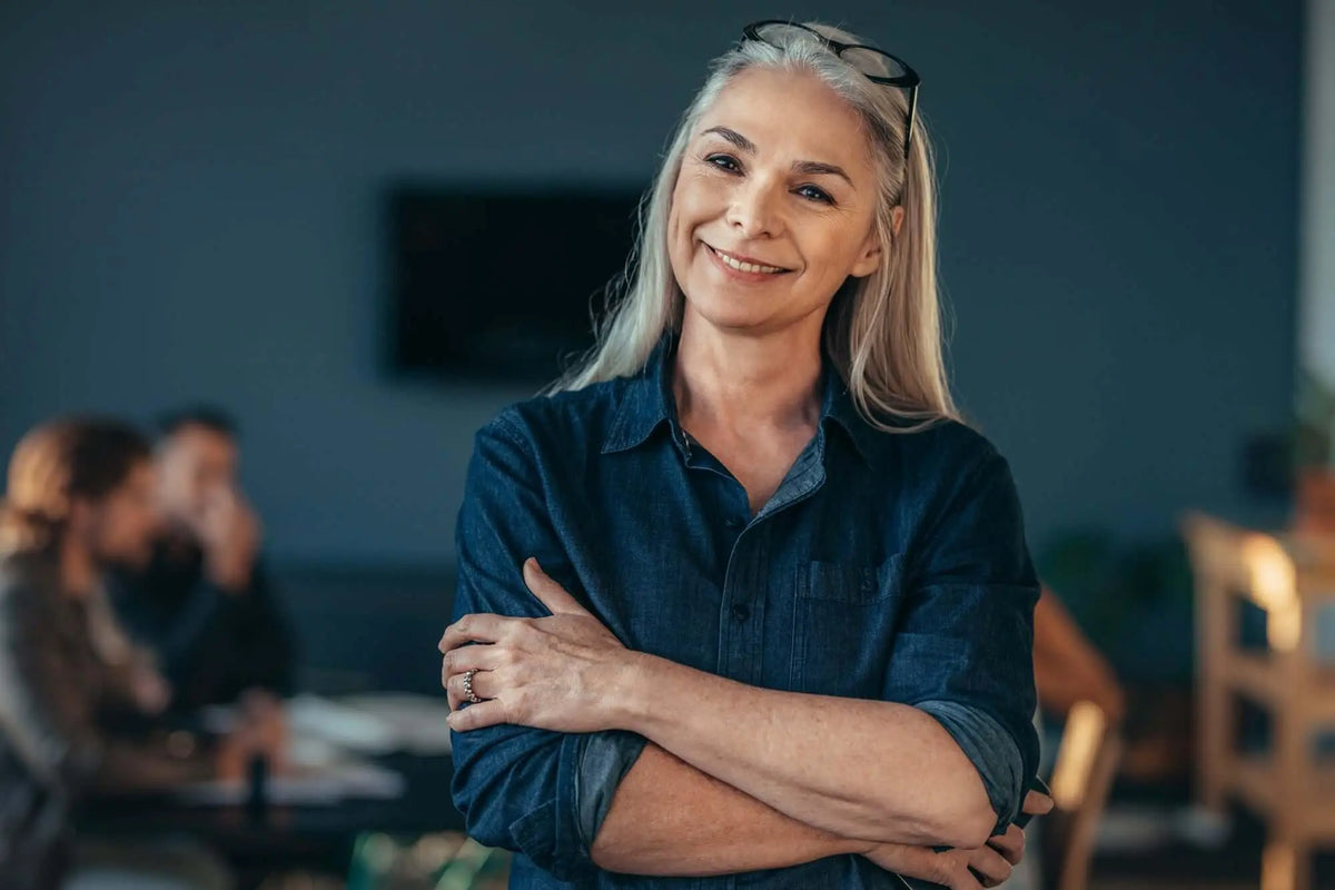 Mulher madura sorrindo, simbolizando saúde e bem-estar ósseo.