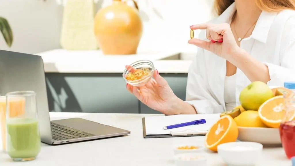 Nutrição funcional: mulher segurando suplemento e frutas cítricas ao lado.