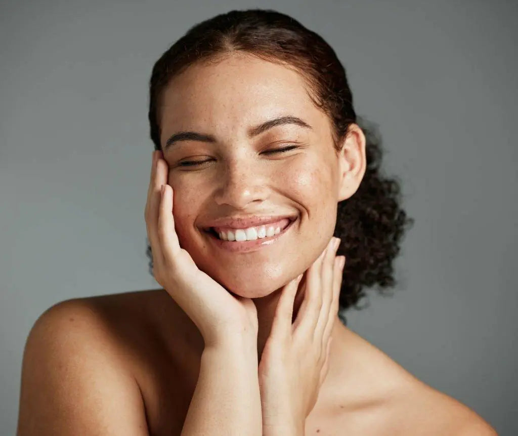 Mulher sorrindo com pele saudável e radiante, destacando cuidados com a pele.