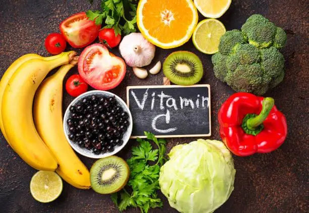 Alimentos ricos em Vitamina C, como laranja, kiwi, pimentão e brócolis.