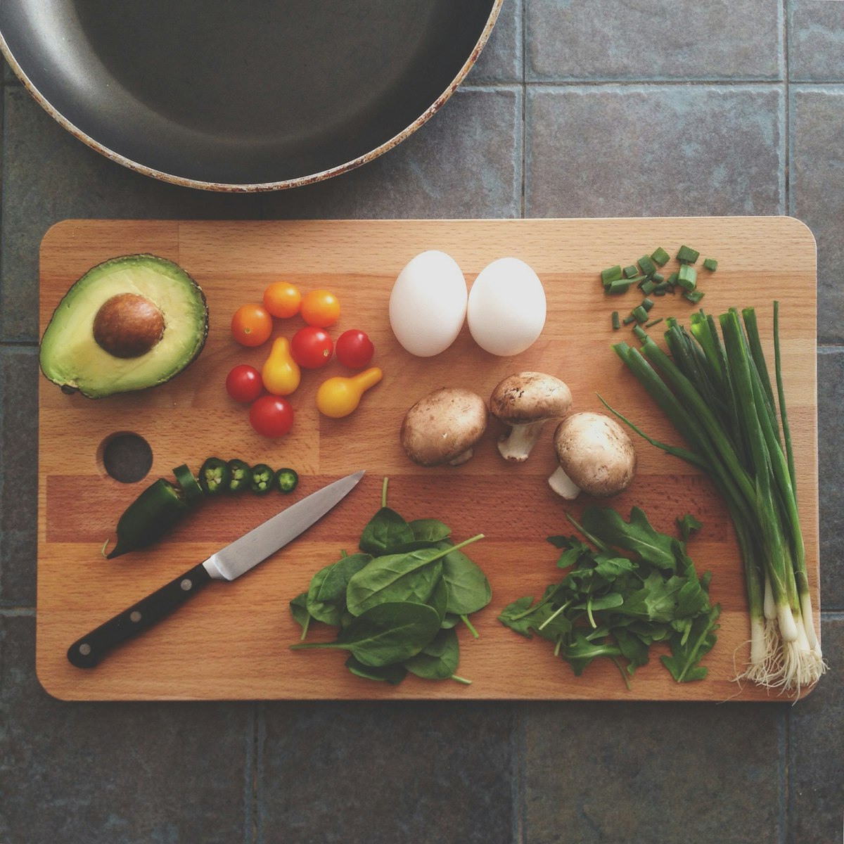 Prato equilibrado com alimentos nutritivos — suplementação e necessidades nutricionais durante emagrecimento