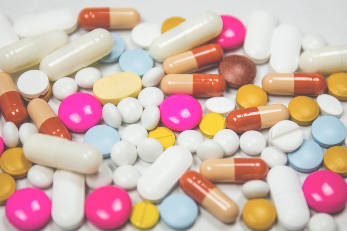 Cápsulas de polivitamínico em superfície clara — quando o polivitamínico faz sentido