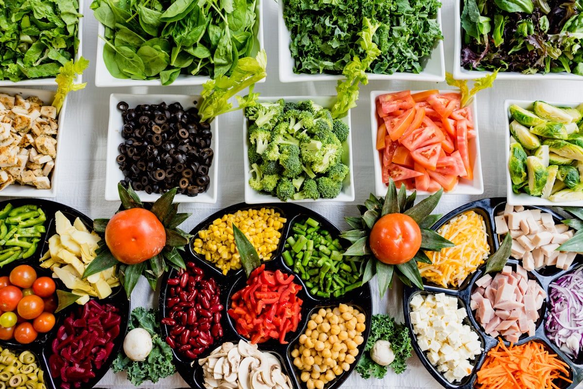 Mesa com alimentos saudáveis e suplementos organizados — rotina de suplementação inteligente