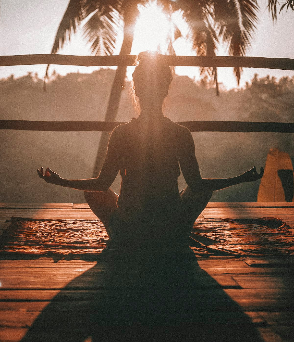 Homem adulto em meditação ao ar livre ao amanhecer — CoQ10, energia celular e vitalidade depois dos 30