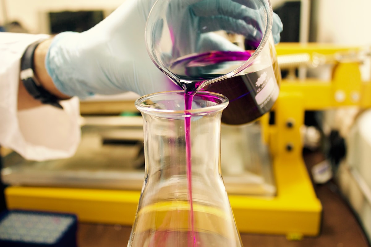 Laboratório com compostos químicos — biodisponibilidade e formas químicas de suplementos