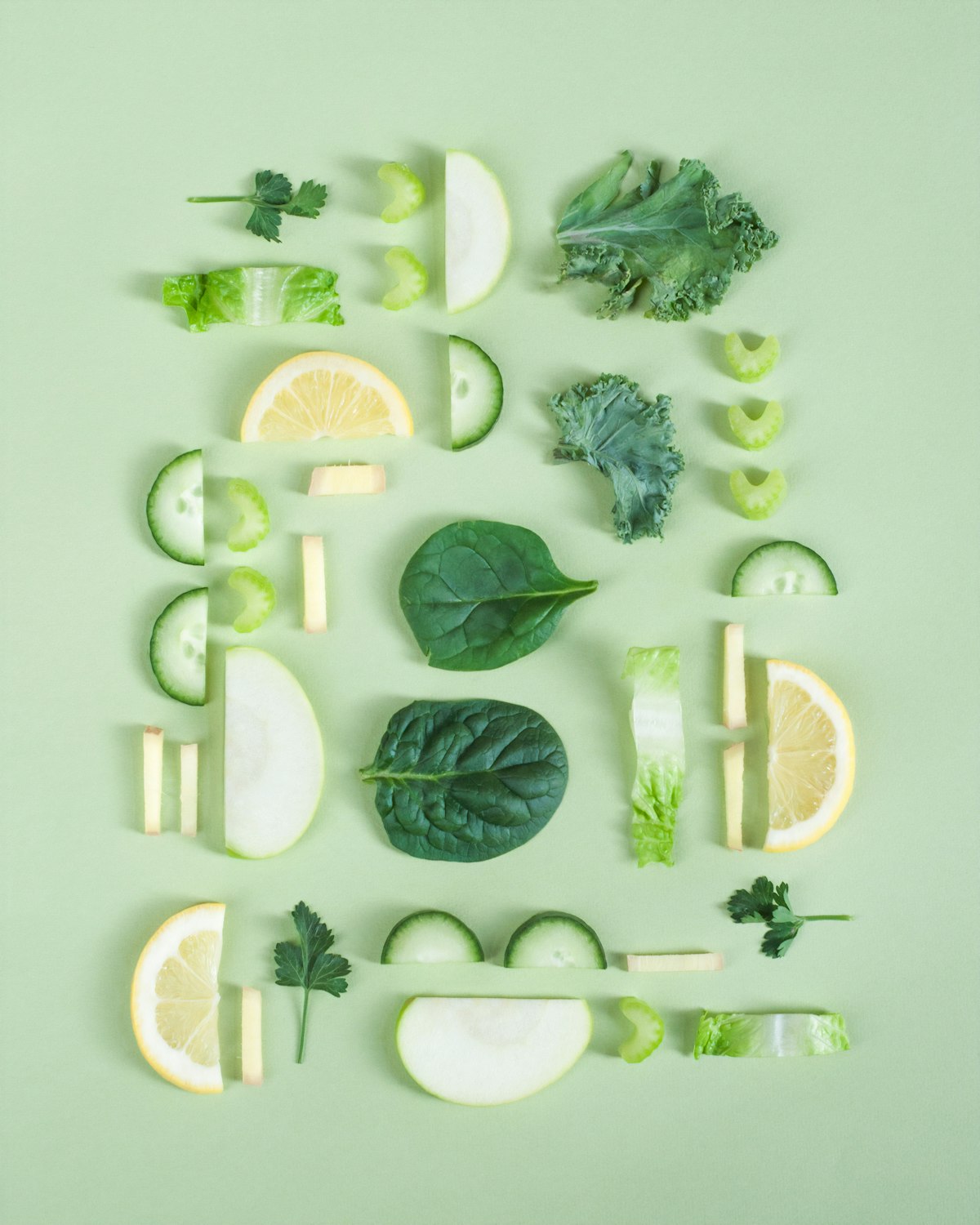 Tigela colorida com vegetais frescos e fibras — saúde intestinal e microbiota