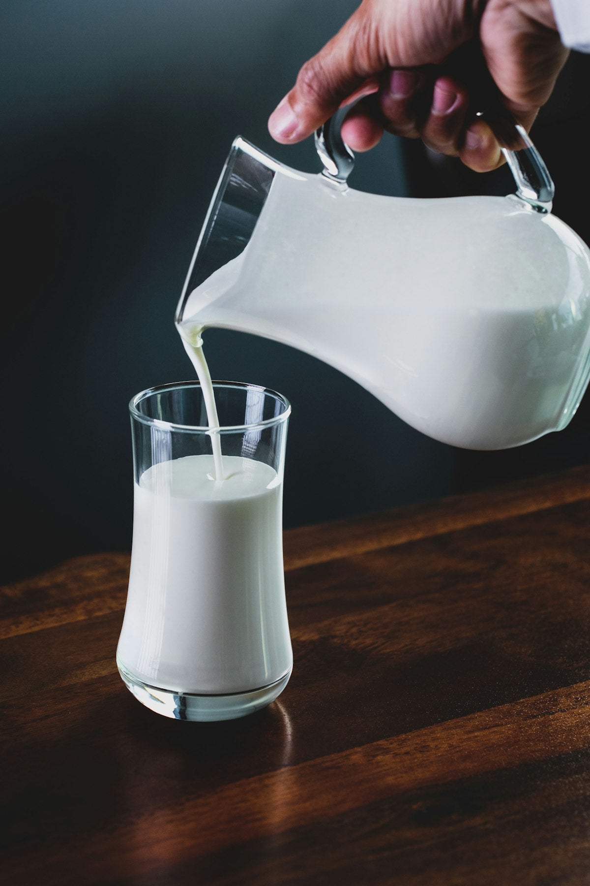 Sementes e folhas verdes sobre madeira — magnésio na alimentação e formas químicas