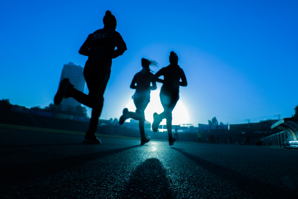 Atleta em treino de alta intensidade — radicais livres, estresse oxidativo e ação antioxidante da CoQ10
