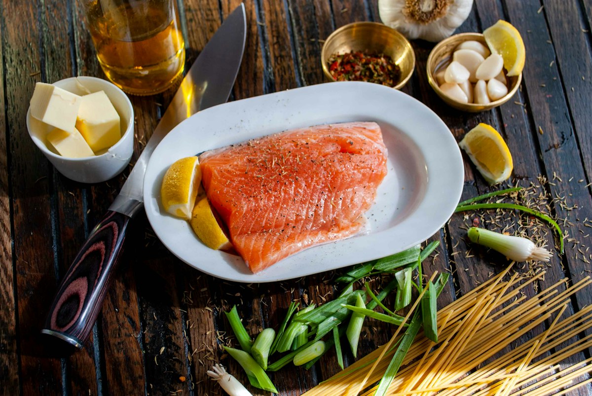 Flat-lay de salmão cru com vegetais e ingredientes naturais — EPA e DHA presentes em peixes de água fria
